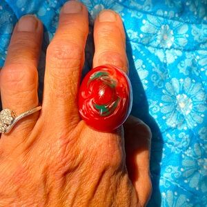 Gorgeous vintage chunky Bakelite ring,red translucent marble, size 7.5